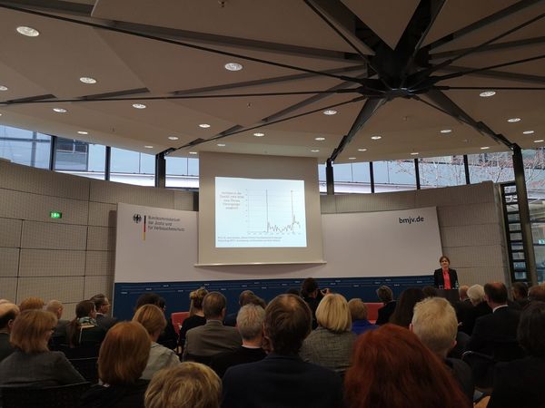 Daniela Pferr bei ihrem Vortrag zum "Trendthema" Versorgungsausgleich