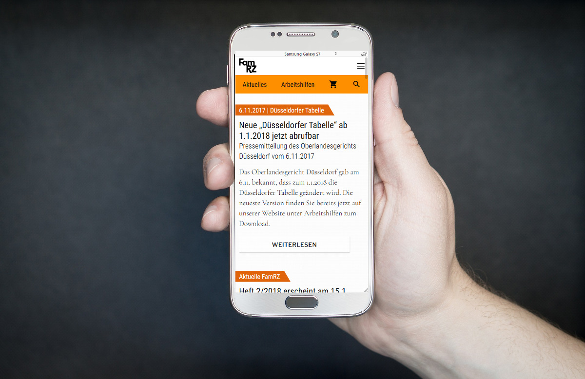 Hand hält Smartphone mit famrz.de